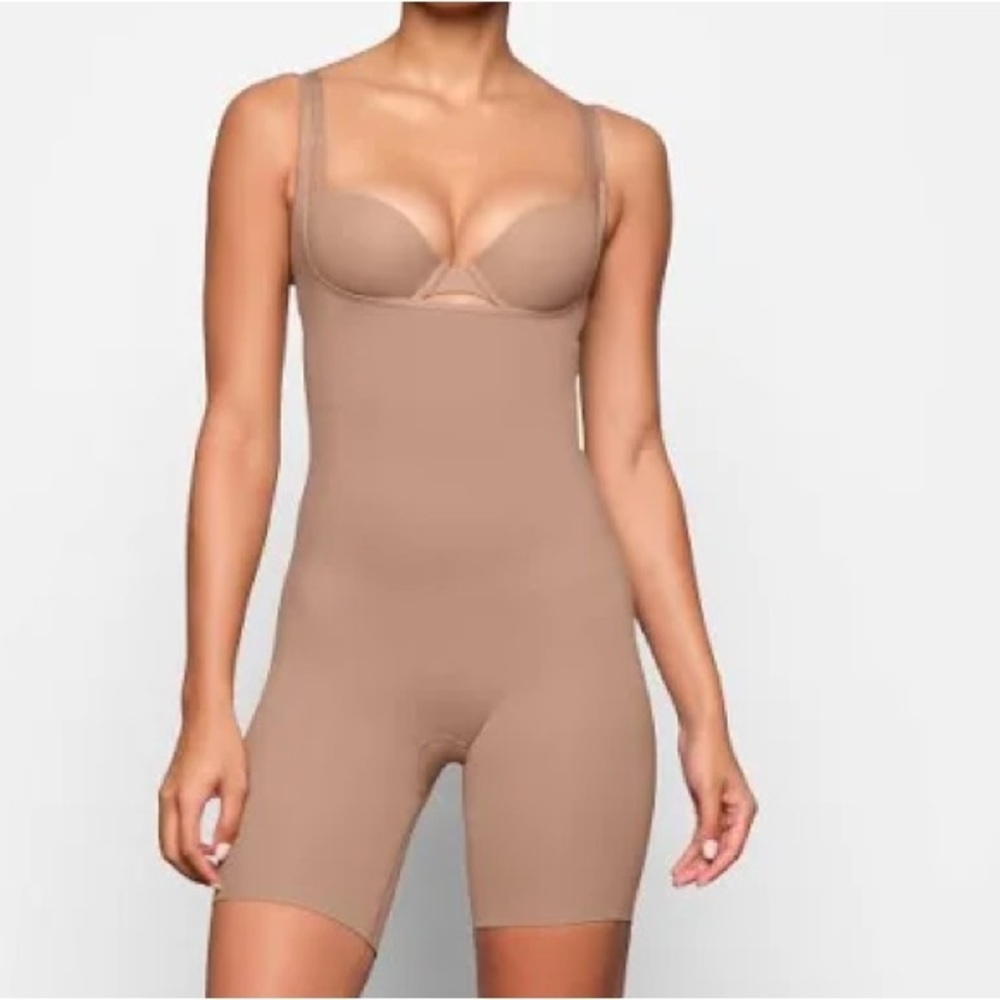 SKIMS Ultimate Body Push Up Butt Enhancing Padded Mid-Thigh Bodysuit- NWT